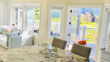 Televisor, llar de foc, reproductor de DVD i biblioteca musical