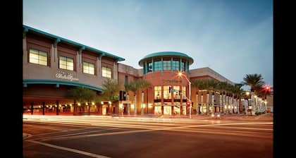 D. Central Scottsdale Suite Near Dining & Fun