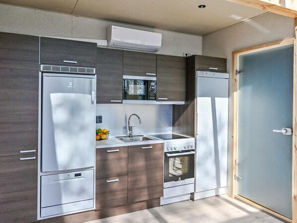 Kühlschrank, Mikrowelle, Geschirrspüler, Kochgeschirr/Geschirr/Besteck