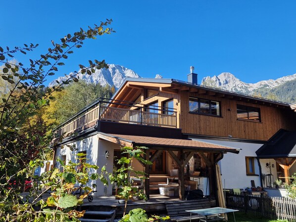Exterior - Comfortable vacation home near ski slopes, large sunny garden (Leogang)