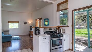 Réfrigérateur, four, plaque de cuisson, cafetiÚre/bouilloire