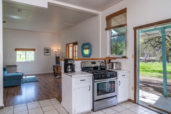 Fridge, oven, stovetop, coffee/tea maker
