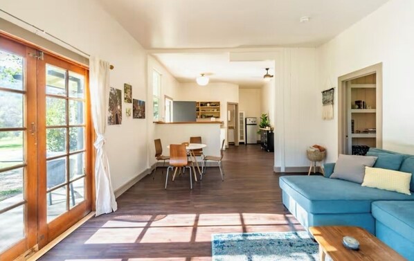 Téléviseur connecté, livres, chaîne audio