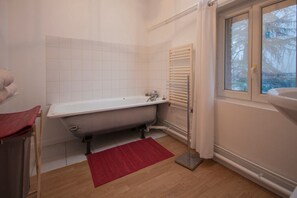 Bathtub, hair dryer, towels, soap - Private House - Landin Castle (LE LANDIN)