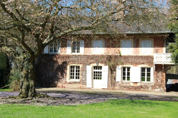 Exterior - House of Friends - Landin Castle (LE LANDIN)