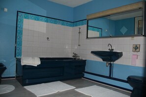 Bathtub, bidet, towels, soap - House of Friends - Landin Castle (LE LANDIN)