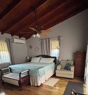 3 habitaciones, caja de seguridad en la habitación y escritorio 