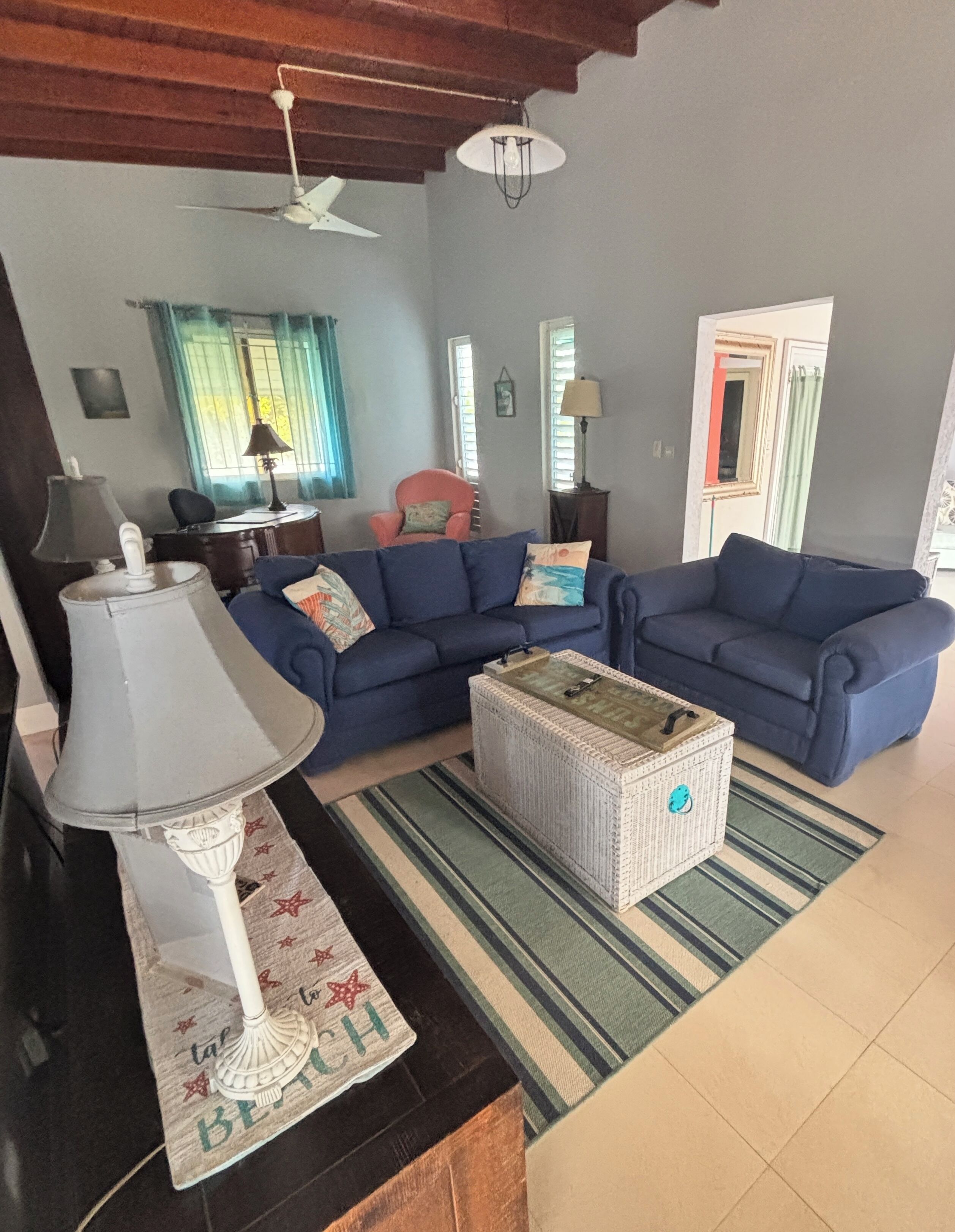 Smart TV, libros y oficina 