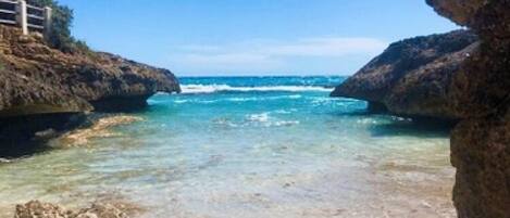 Chaises longues, serviettes de plage