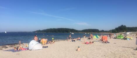 Nära stranden och solstolar