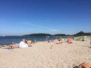 Ubicación cercana a la playa y tumbonas