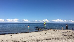 Una playa cerca, sillas reclinables de playa