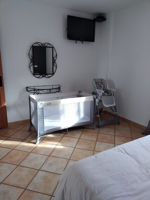 1 chambre, fer et planche à repasser, lit parapluie, Wi-Fi gratuit