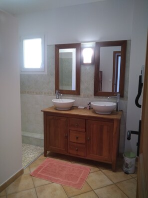 Douche, sèche-cheveux, serviettes fournies, papier toilette