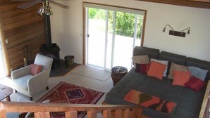 Televisión, chimenea, libros, estéreo
