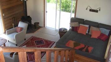 Fernseher, Kamin, Bücher, Stereoanlage