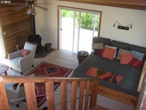 Televisión, chimenea, libros y estéreo 