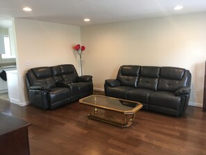 TV - A beautiful rambler with a huge backyard in a quite cul de sac, close to town! (Puyallup)