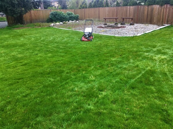 Property grounds - A beautiful rambler with a huge backyard in a quite cul de sac, close to town! (Puyallup)