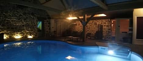 Una piscina cubierta, una piscina climatizada