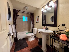 Combined shower/tub, hair dryer, towels, soap - Cozy Home Nestled in Central Tucson: Whole Home Saltless Water System (Tucson)
