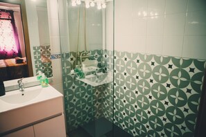 Baignoire, sèche-cheveux, serviettes fournies, savon