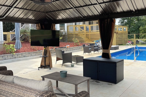 Una piscina al aire libre