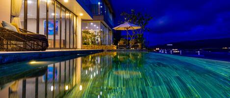 Outdoor pool, an infinity pool