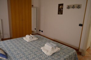 2 bedrooms, iron/ironing board, travel cot, WiFi - cozy apartment with sea view (Castro Marina)