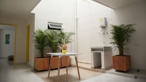 Een moderne keuken met witte muren, een dakraam en potplanten.