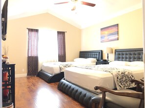 4 bedrooms, in-room safe, iron/ironing board, free WiFi - 4BD. 3BA.POOL/JACUZZI/MGOLF/POOL TABLE/ PING PONG/ POKER/ BAR/FREE PARKING &WIFI (Las Vegas)