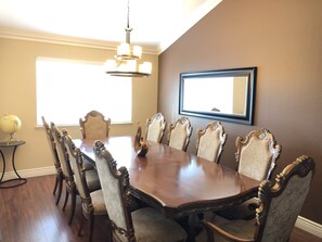 Dining - 4BD. 3BA.POOL/JACUZZI/MGOLF/POOL TABLE/ PING PONG/ POKER/ BAR/FREE PARKING &WIFI (Las Vegas)