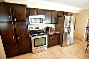 Refrigerador, microondas, horno y parrilla de estufa 