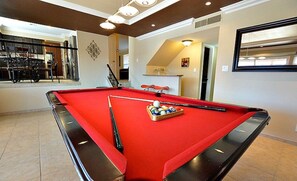 Game room - 4BD. 3BA.POOL/JACUZZI/MGOLF/POOL TABLE/ PING PONG/ POKER/ BAR/FREE PARKING &WIFI (Las Vegas)