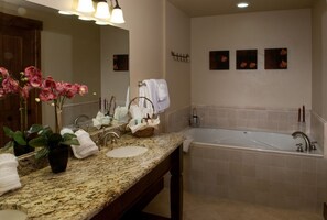 Bathtub, hair dryer, towels, shampoo - REDUCED Ski in/Ski out at Breckenridge in March! (Luxury Resort- Sleeps 8) (Breckenridge)