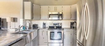 Country Club Condo - King Bed - Coffee Bar - Fireplace