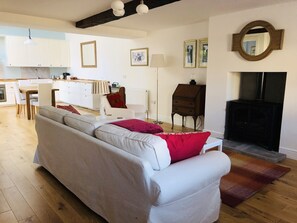 Smart TV, fireplace, DVD player, video library - 5 Star Coachmans cottage. Built in the mid 18th Century. (Stranocum)