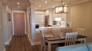 Dining - NEW to VRBO- Beautiful New Smyrna Beach Condo, freshly remodeled (New Smyrna Beach)