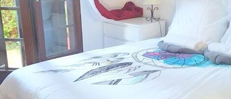 4 bedrooms, iron/ironing board, WiFi, bed sheets