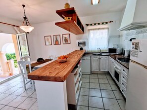 Een koelkast, een microgolfoven, een oven, een vaatwasser