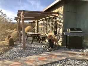 Outdoor dining - Midcentury homestead with stunning views between Palms Springs and Joshua Tree (Whitewater)