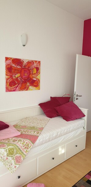 2 bedrooms, iron/ironing board, free WiFi, bed sheets - Happy Days, apartment with lawn terrace & separate access in the border triangle (Seifhennersdorf)