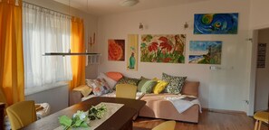 TV, books, music library, stereo - Happy Days, apartment with lawn terrace & separate access in the border triangle (Seifhennersdorf)