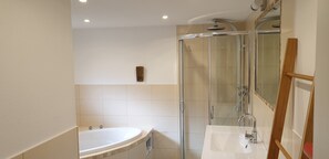 Bathtub, hair dryer, towels, soap - Happy Days, apartment with lawn terrace & separate access in the border triangle (Seifhennersdorf)