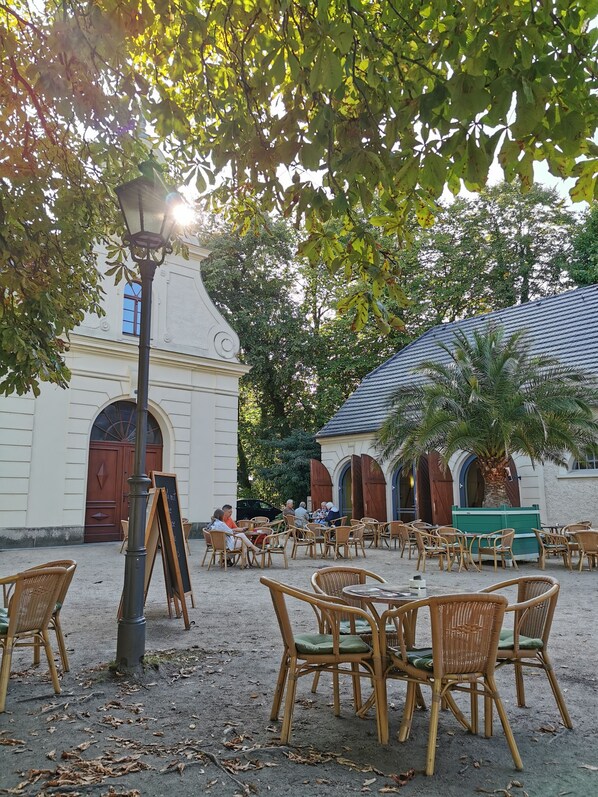 Outdoor dining - Happy Days, apartment with lawn terrace & separate access in the border triangle (Seifhennersdorf)