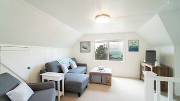 Een smart-tv, een open haard, een dvd-speler en boeken