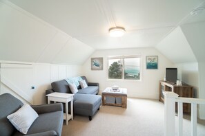 Smart-tv, pejs, dvd-afspiller, bøger