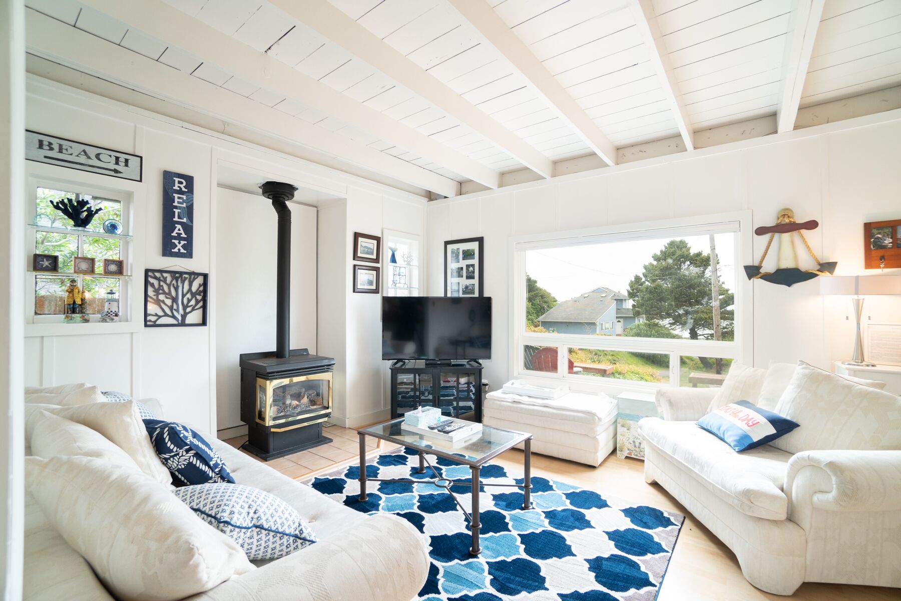 Smart-TV, Kamin, DVD-Player, Bücher