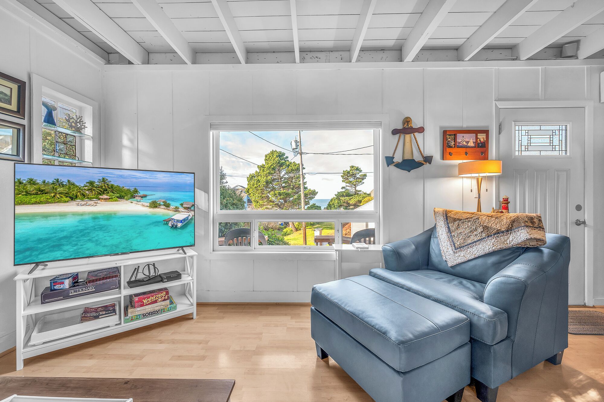 Una Smart TV, una chimenea, un reproductor de DVD, libros