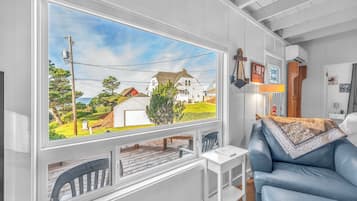 Smart-tv, een open haard, een dvd-speler en boeken